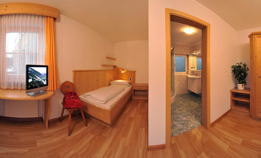 Bedroom, Hotel Uberbacher, Bolzano
