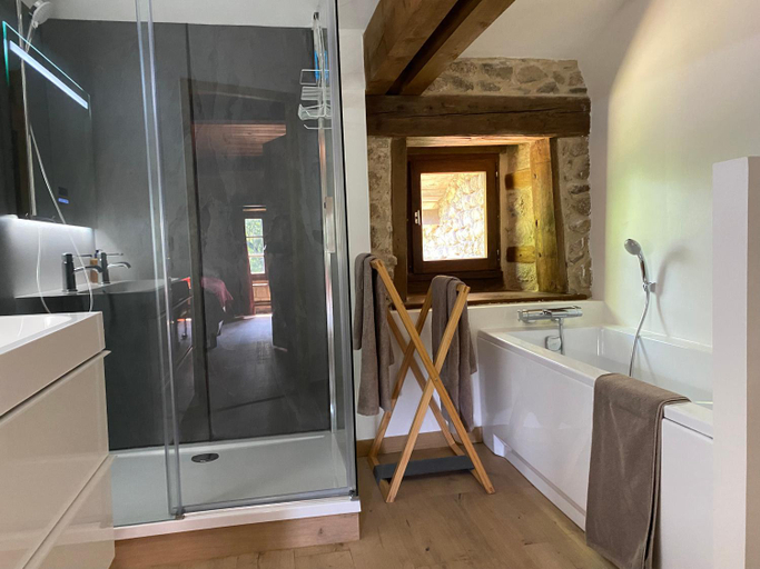 Bathroom 3, La Vaisse, Puy-de-Dôme