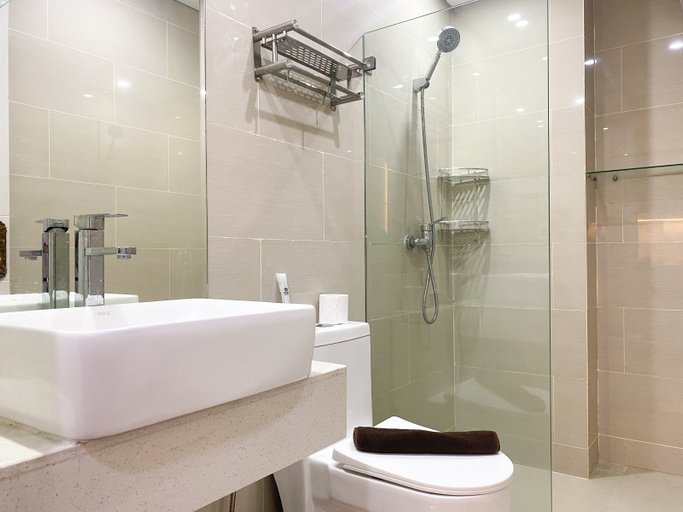 Bathroom 5, Good and Modern 2BR Daan Mogot City Apartment By Travelio, Jakarta Barat