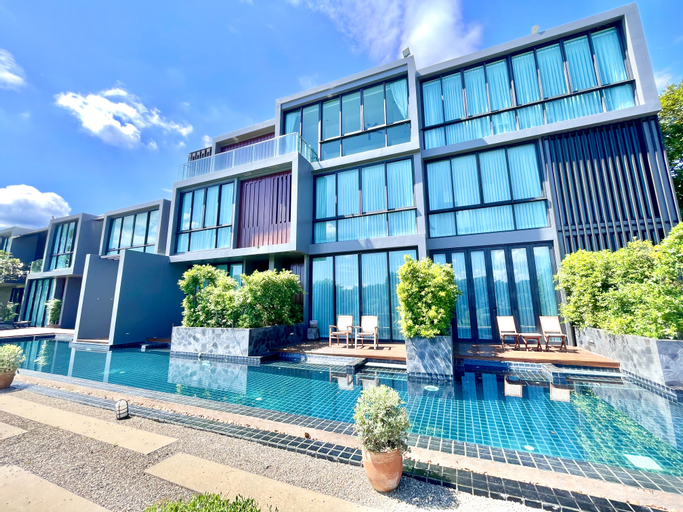 Exterior & Views 24