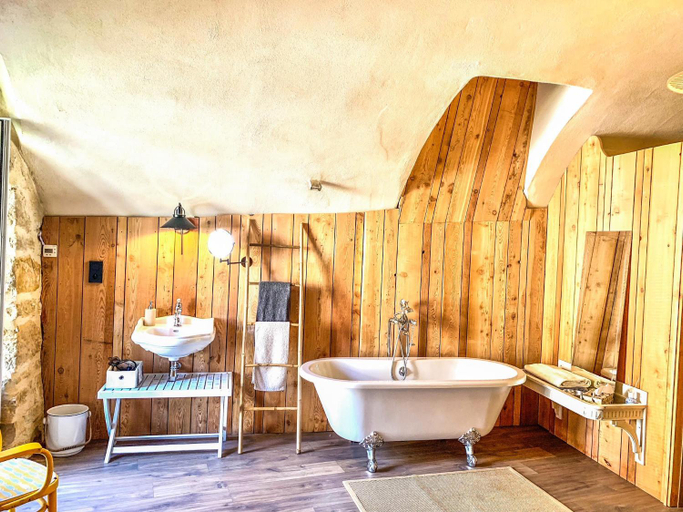 Bathroom, Les Volets Rouges, Jura