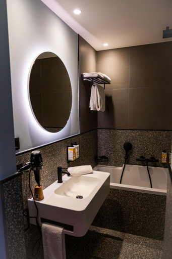 Bathroom 3, Mah Hotel, Hainaut