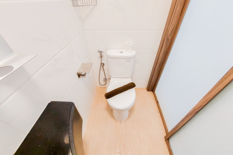 Bathroom 5, Good Choice Studio at Sky House BSD Apartment By Travelio, South Tangerang