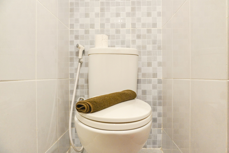 Bathroom 5, Comfortable and Well Design Studio Tokyo Riverside PIK 2 Apartment By Travelio, Tangerang