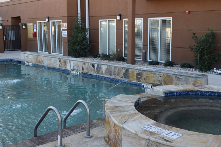 Sport & Beauty 2, Candlewood Suites MONAHANS, Ward