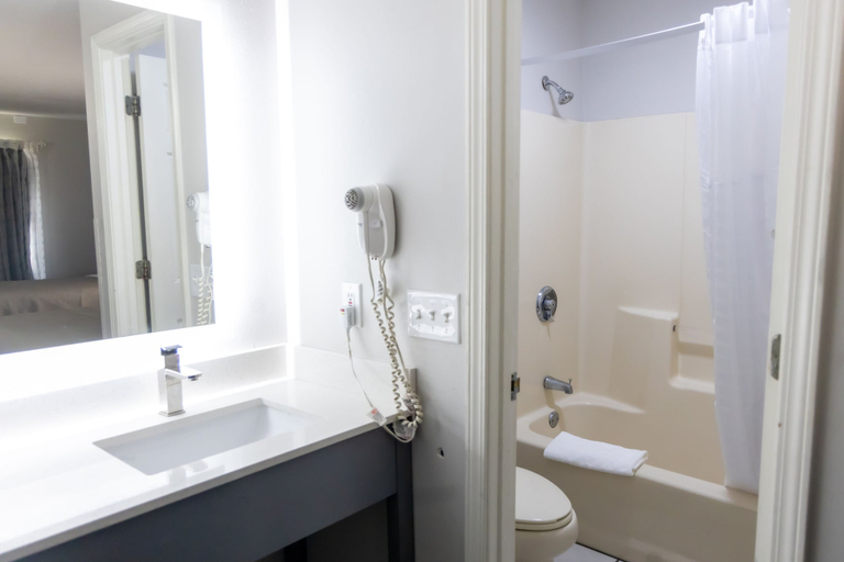 Bathroom 4, Quality Inn Carrollton Medical Center, Carroll