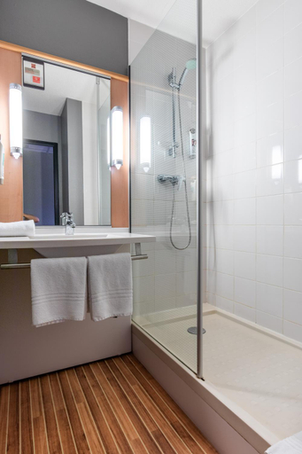 Bathroom 4, ibis Quimperlé, Finistère