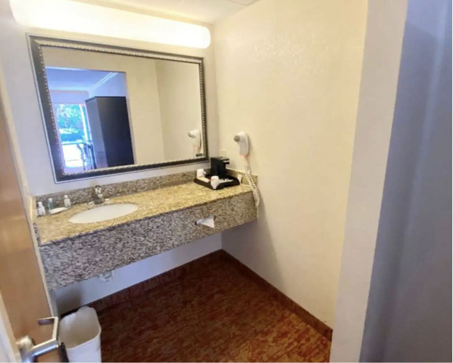 Bathroom, Hibiscus Inn & Suites, Atlantic