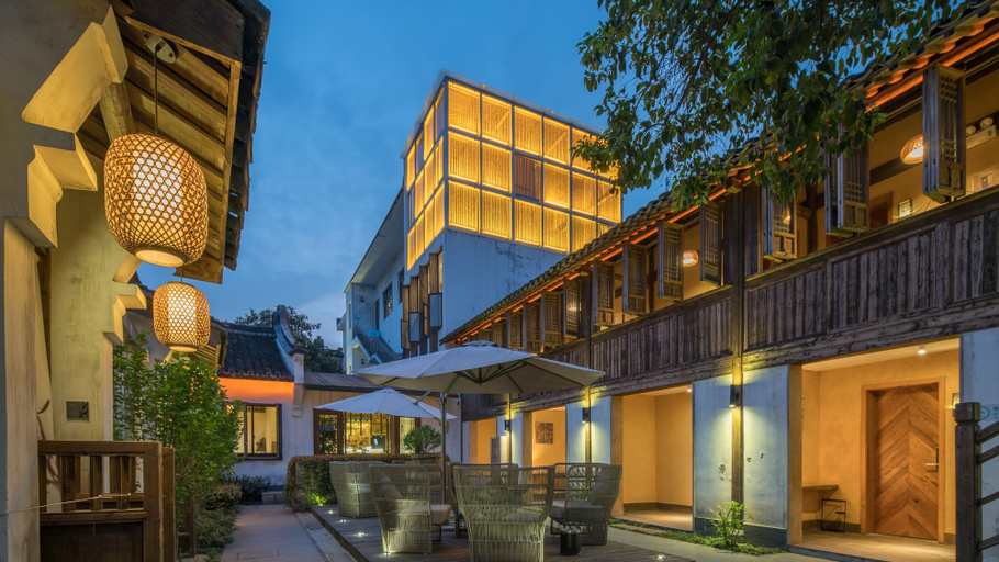 Exterior & Views