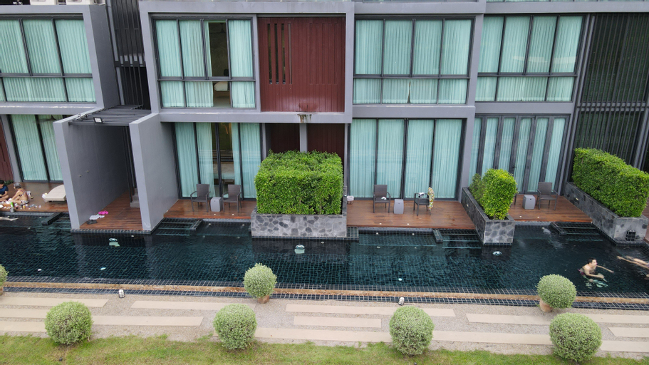Exterior & Views 23