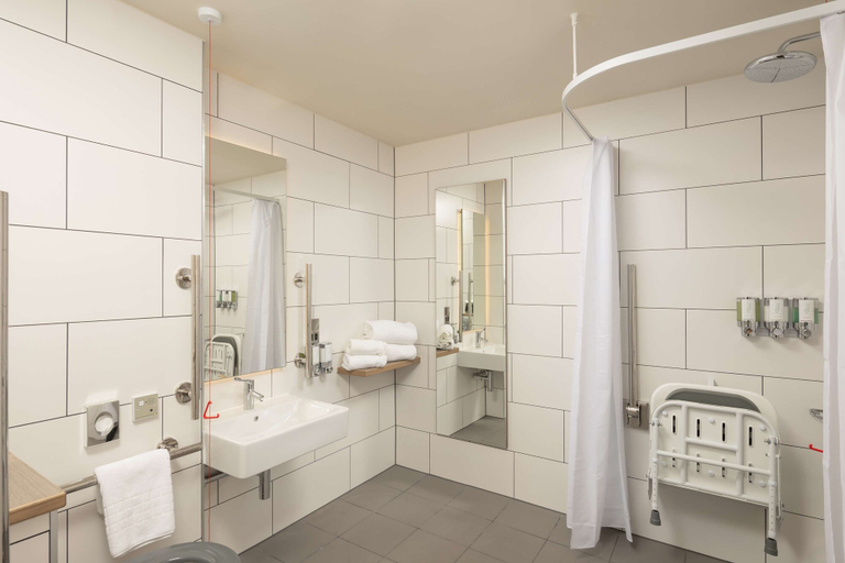 Bathroom 4, Hampton by Hilton London City, London