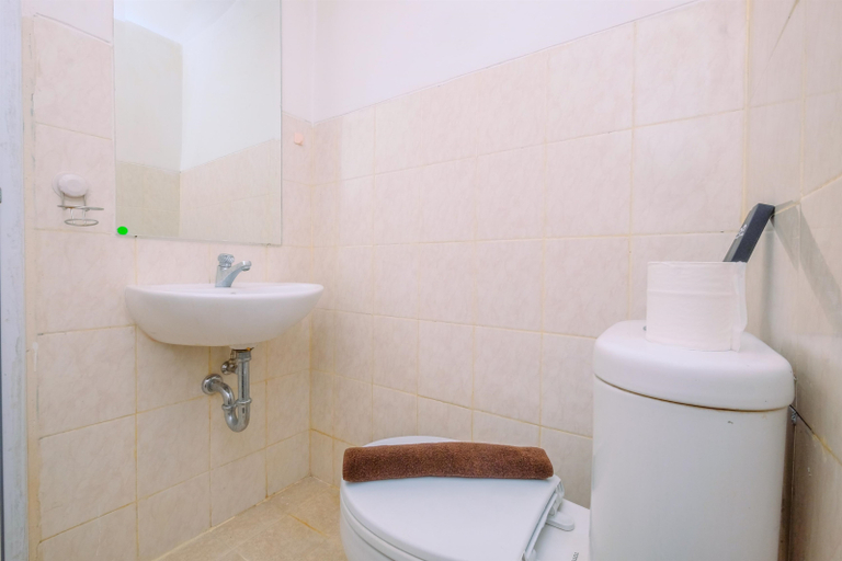 Bathroom 3, Comfy Studio at Park View Condominium Apartment By Travelio, Depok