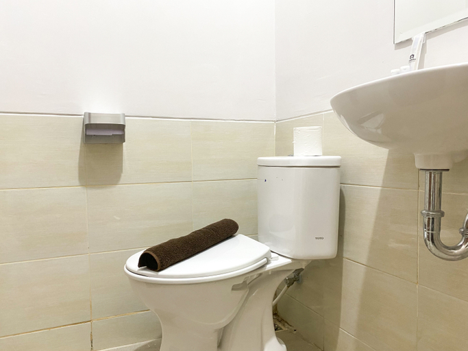 Bathroom 5, Serene Designed Studio Transpark Juanda Bekasi Timur Apartment By Travelio, Bekasi
