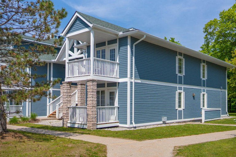 Exterior & Views