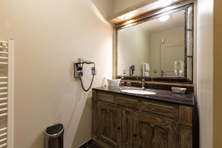 Bathroom 5, Le Moulin de Mitou, The Originals Relais, Dordogne