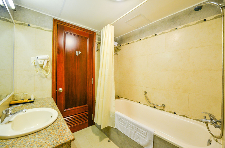 Bathroom 5, Minh Toan Galaxy Hotel, Da Nang