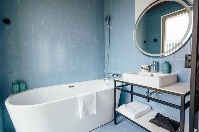 Bathroom 4, JOST, Gironde