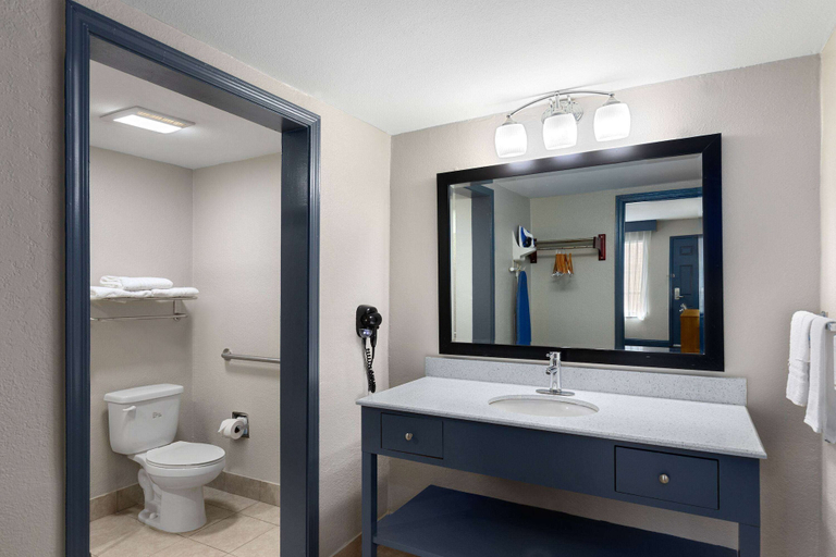 Bathroom 5, Days Inn by Wyndham Carlisle, Lonoke