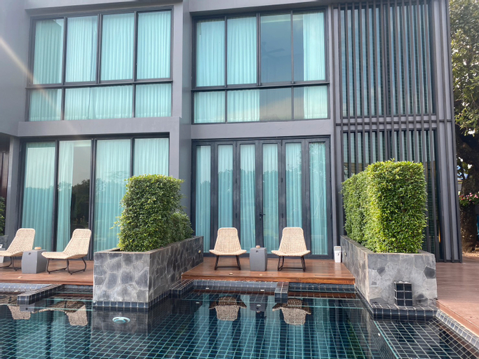 Exterior & Views 27