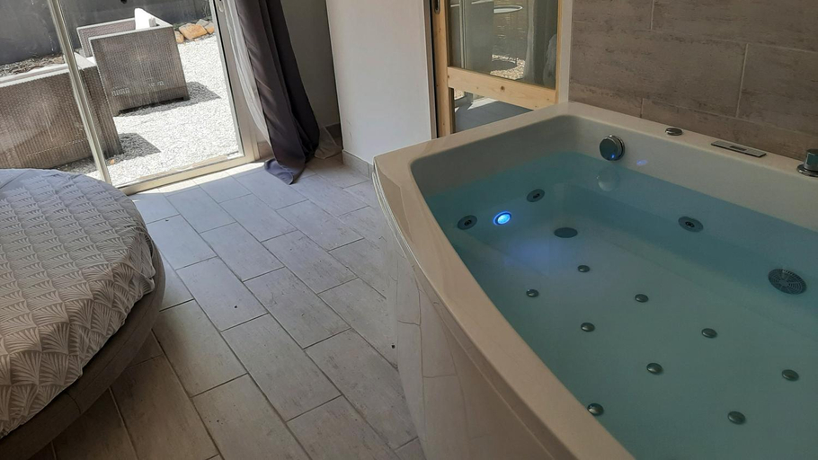 Others 4, Allegria Nimes Chambre Deluxe Spa, Gard
