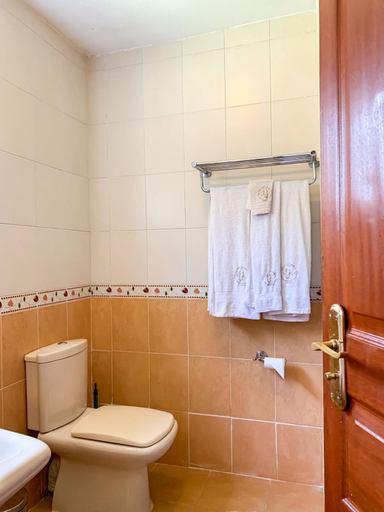 Bathroom 2, Oilepo Cottage, Gilgil