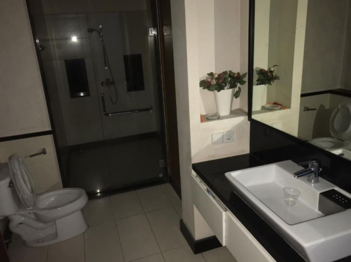 Bathroom 4, Villa Alex Claket by ZUZU, Mojokerto