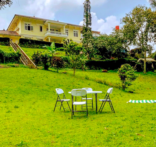 Exterior & Views, Villa Versay Puncak, Bogor