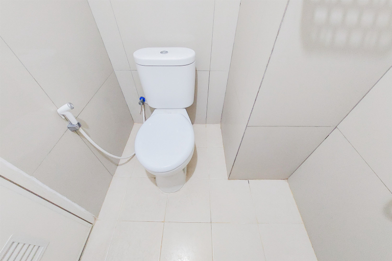 Bathroom 5, Warm and Cozy Stay Studio Baileys Apartment By Travelio, Tangerang Selatan