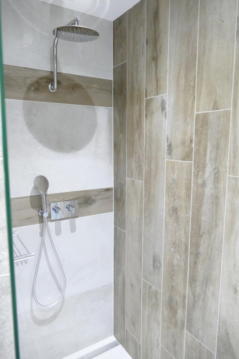 Bathroom 4, Les Agapanthes, Nord
