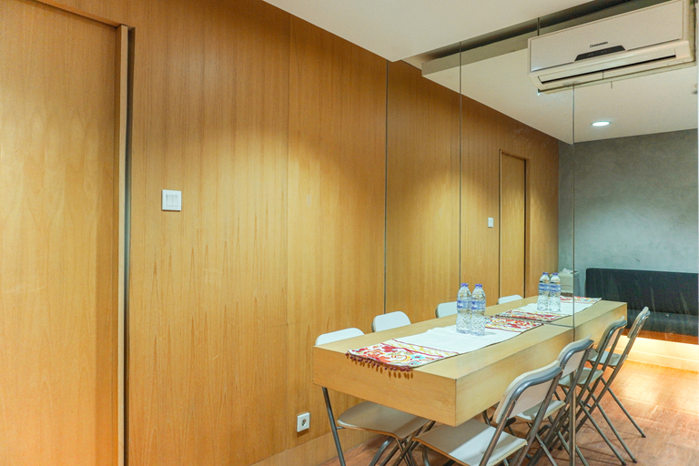 Business Facilities, Good Deal and Comfortable 1BR The Boulevard Apartment By Travelio, Jakarta Pusat