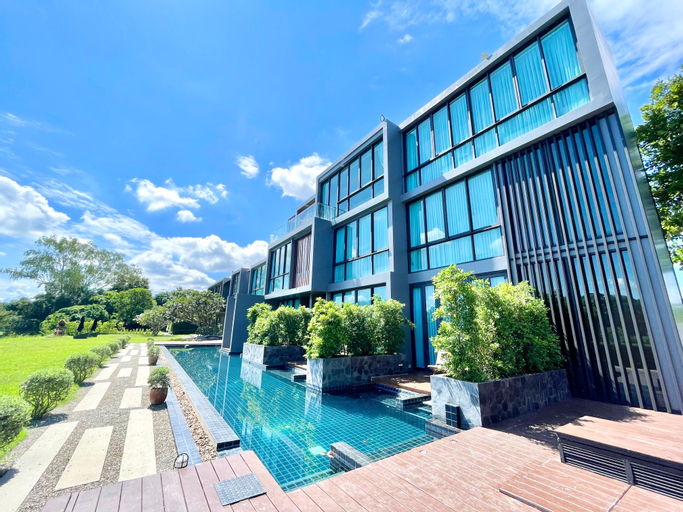 Exterior & Views 21