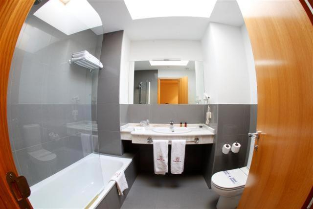 Bathroom, Hotel Colón Tuy, Pontevedra