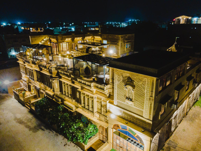Exterior & Views
