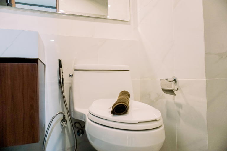 Bathroom 5, Homey and Comfortable 1BR at The Smith Alam Sutera Apartment By Travelio, Tangerang