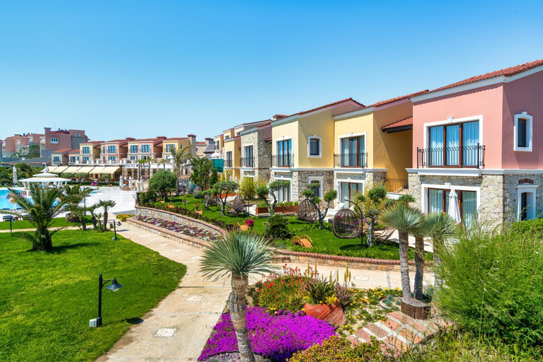 Exterior & Views