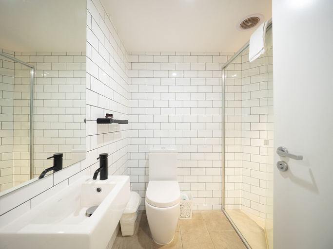 Bathroom 4, YHA Byron Bay, Byron