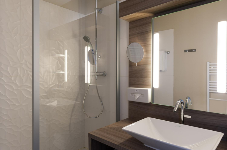 Bathroom 5, Clos St Eloi, The Originals Relais, Puy-de-Dôme