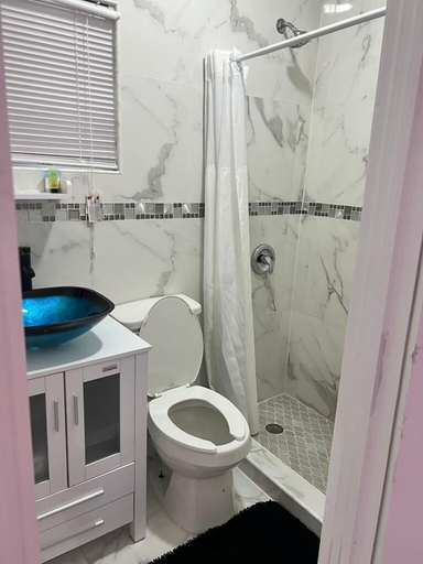 Bathroom 3, The Sunset Stay BnB