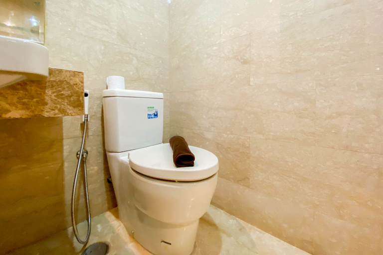 Bathroom 5, Modern Look Studio Room Menteng Park Apartment By Travelio, Central Jakarta