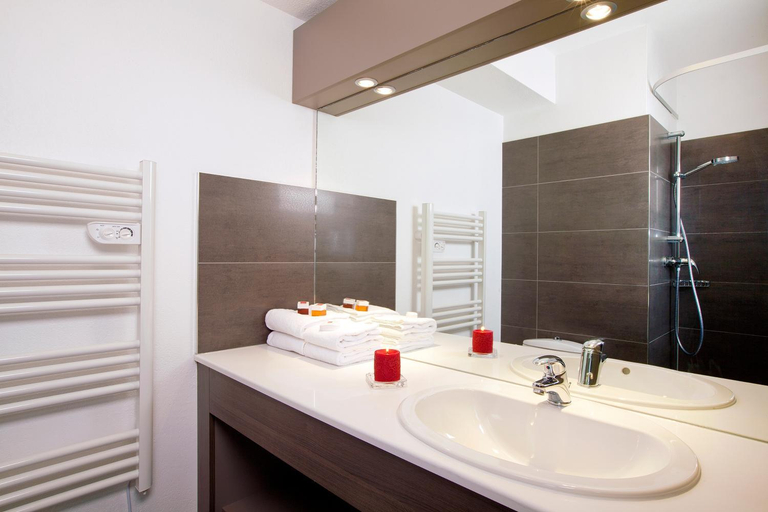 Bathroom 4, Sejours & Affaires Courbevoie Grande Arche, Hauts-de-Seine