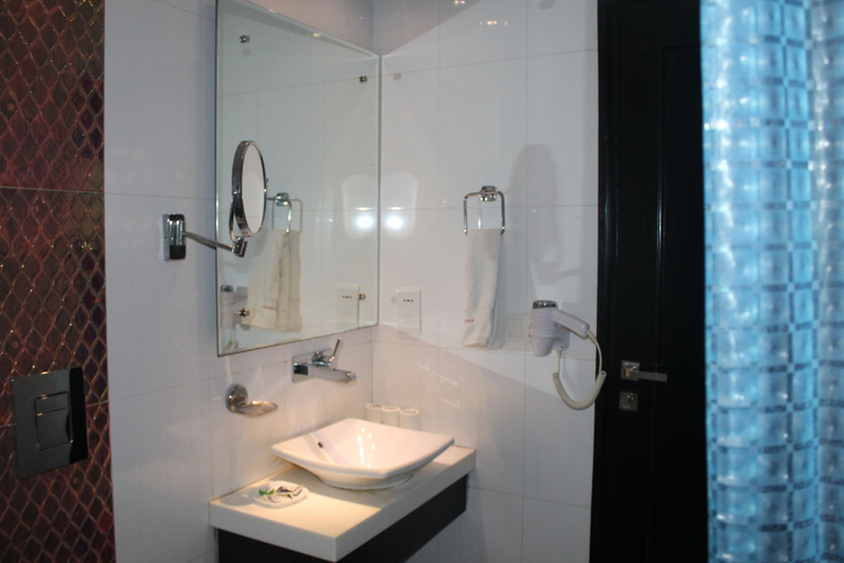 Bathroom 3, Airport Hotel Olive & Blue, Delhi