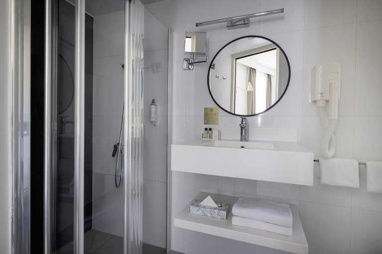 Bathroom 4, Hotel Bailli de Suffren, Paris