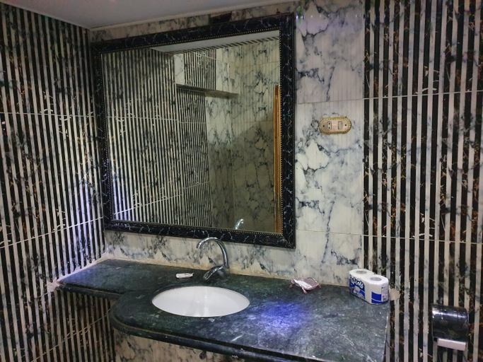 Bathroom 4, Indiana Hotel, Ad-Duqi