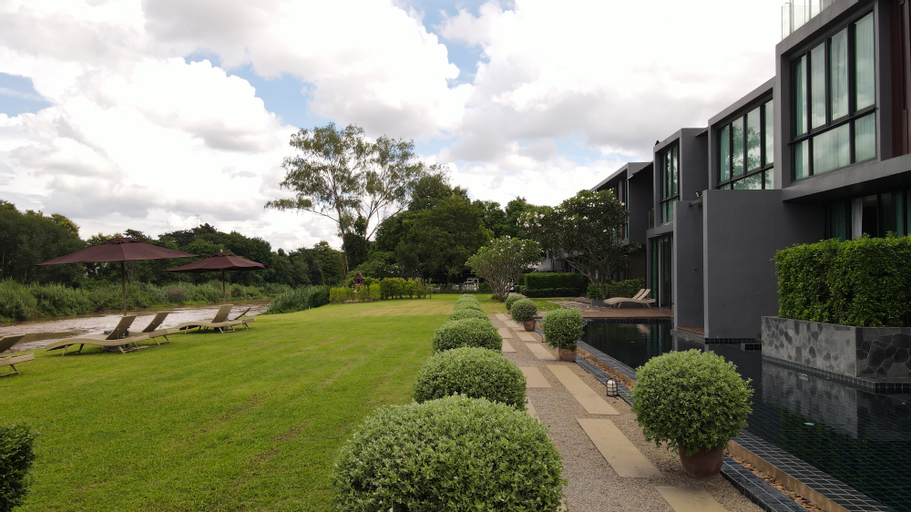 Exterior & Views 17
