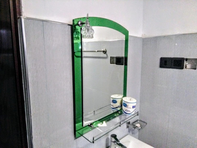 Bathroom 2, travellers nest inn, Nuwara Eliya