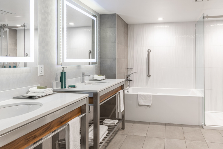 Bathroom 4, Ômage Hotel, Montreal Laval, a Tribute Portfolio Hotel, Laval