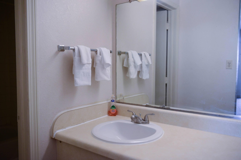 Bathroom 3, Relax Inn, Henry