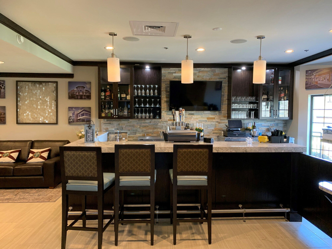Food & Drinks 3, Staybridge Suites Tallahassee by IHG, Leon