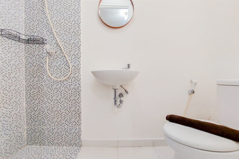 Bathroom 5, Cozy Studio (No Kitchen) Apartment Aeropolis Residence By Travelio, Tangerang