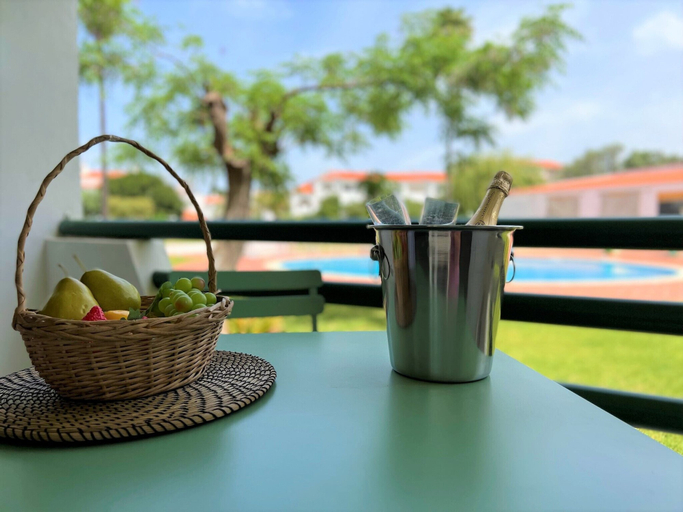 Food & Drinks 5, Albufeira Twins 2 With Pool by Homing, Albufeira